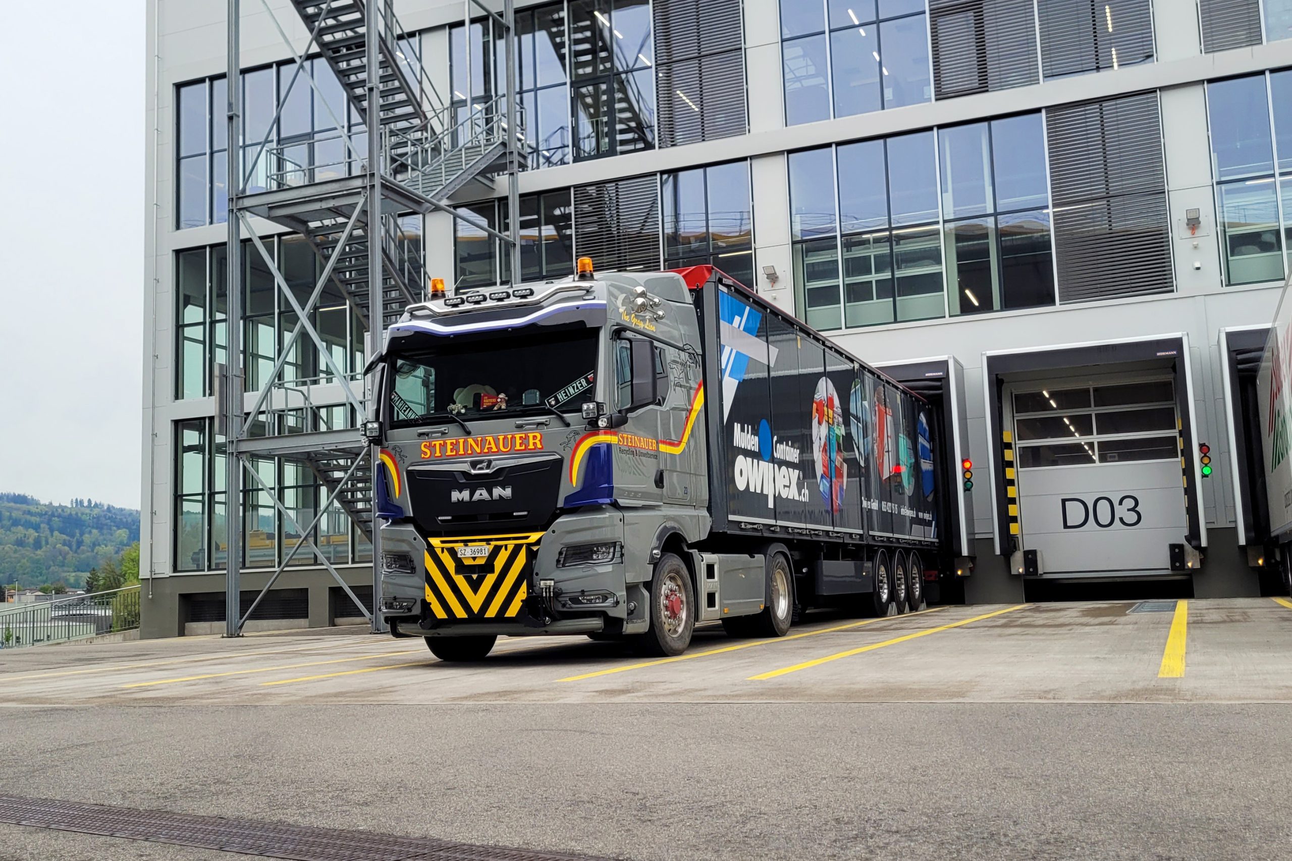 Spezialtransport mit Hydraulikaufbau